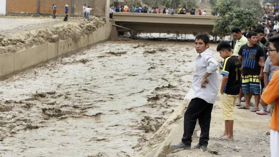 Nuevo huaico pero de menor intensidad llegó al puente Huaycoloro. Foto: Agencia Andina