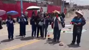 En el lugar del bloqueo, los docentes han colocado piedras y otros objetos contundentes para paralizar el tránsito en la carretera. / Video: Canal N