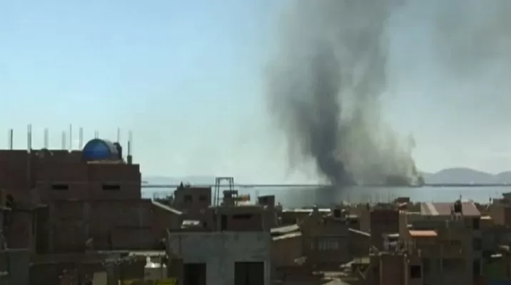 Incendio ocurrió en el Lago Titicaca / Foto: América Noticias Incendio ocurrió en el Lago Titicaca / Foto: América Noticias