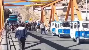 Un grupo de manifestantes continúan bloqueando el puente internacional. / Video: Canal N