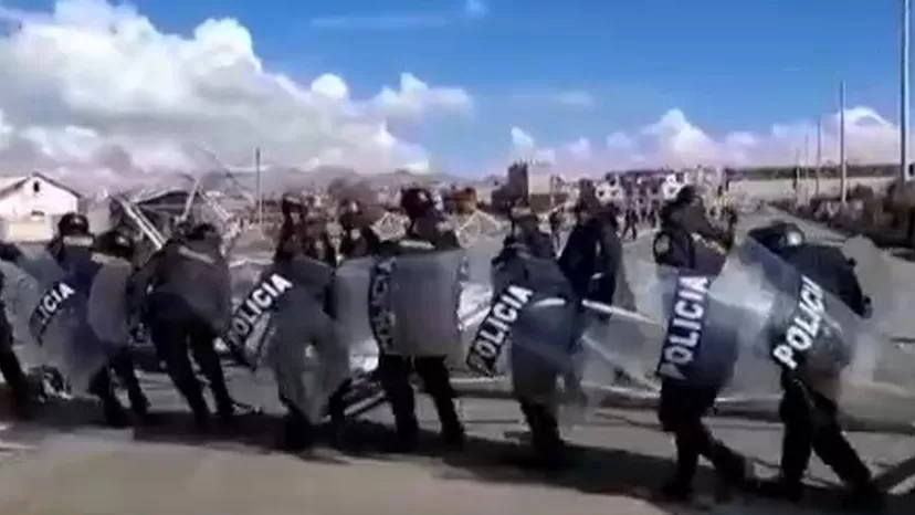 Policía Nacional ayuda a desbloquear vías en Puno