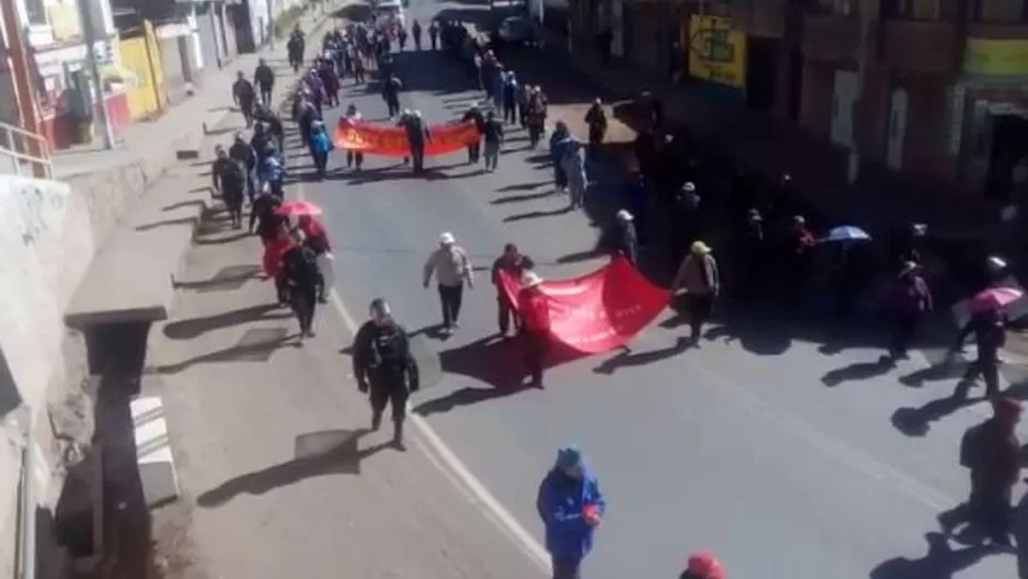 Profesores protestan en la vía rumbo a Puno. Foto: América Noticias