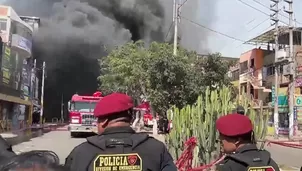 Una tienda de lubricantes en Trujillo fue consumida por un incendio. Las llamas causaron explosiones y gran humareda. Video: Canal N