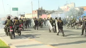 Las protestas durante el mensaje a la Nación de Dina Boluarte fueron encabezadas por los familiares de fallecidos y transportistas. Hubo uso de gases lacrimógenos. Video: Canal N