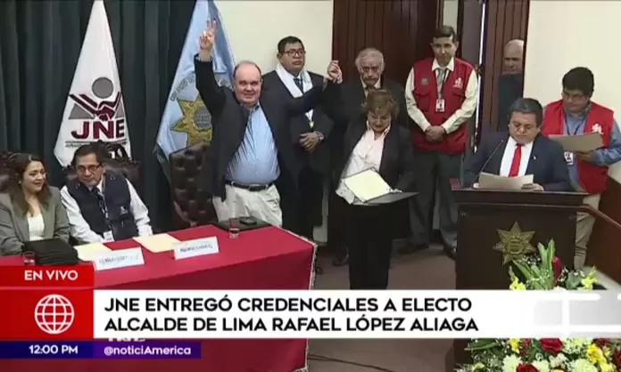 Rafael López Aliaga recibió credenciales como alcalde electo de Lima