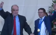 Rafael López Aliaga tomó juramento a nuevo alcalde de La Victoria - Noticias de Jennifer López y Ben Affleck