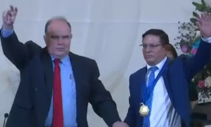 Rafael López Aliaga tomó juramento a nuevo alcalde de La Victoria