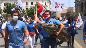 Frente al Parlamento emplazó a los congresistas a no blindar al expresidente Martin Vizcarra. Foto: América Noticias