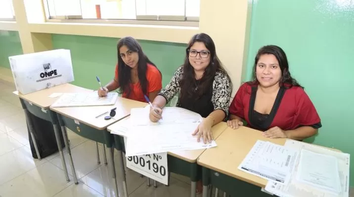 Miembros de mesa de las elecciones deberán cumplir los mismos roles en referéndum. Foto: Agencia Andina Miembros de mesa de las elecciones deberán cumplir los mismos roles en referéndum. Foto: Agencia Andina
