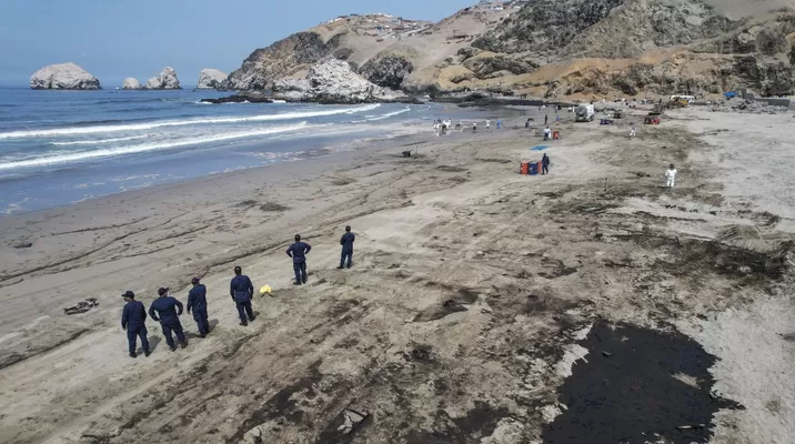Repsol sobre derrame de petróleo: “Estamos ejecutando las labores de remediación y limpieza de playas afectadas" / Foto: Andina Repsol sobre derrame de petróleo: “Estamos ejecutando las labores de remediación y limpieza de playas afectadas" / Foto: Andina