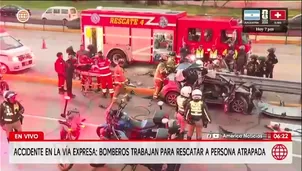 Una mujer fue rescatada por personal del Cuerpo General de Bomberos luego de quedar atrapada dentro de un automóvil que sufrió un aparatoso accidente en la Vía Expresa./ Video: América Noticias
