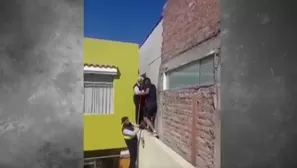 Con una cuerda, los agentes lograron sacar a la mascota / Video: Canal N