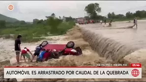 Dramático rescate en Chiclayo: Auto fue arrastrado por el caudal de una quebrada. Foto y video: América Noticias