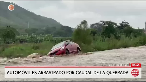 Dramático rescate en Chiclayo: Auto fue arrastrado por el caudal de una quebrada. Foto: América Noticias