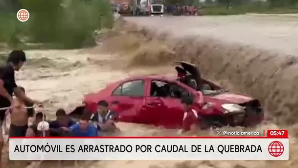 Dramático rescate en Chiclayo: Auto fue arrastrado por el caudal de una quebrada. Foto: América Noticias