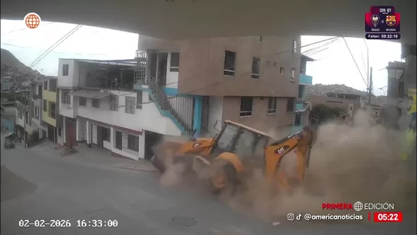 Retroexcavadora fuera de control causó graves daños en Villa María del Triunfo. Foto: América Noticias