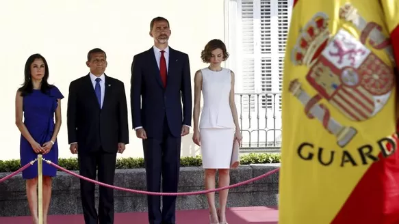  En la imagen aparecen Humala y el Rey Felipe VI acompañados por sus esposas durante una marcha militar en el Palacio de El Pardo / Foto: EFE