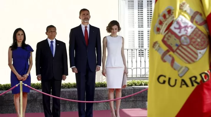 En la imagen aparecen Humala y el Rey Felipe VI acompañados por sus esposas durante una marcha militar en el Palacio de El Pardo / Foto: EFE En la imagen aparecen Humala y el Rey Felipe VI acompañados por sus esposas durante una marcha militar en el Palacio de El Pardo / Foto: EFE