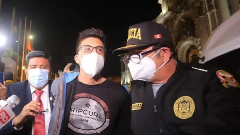 Agresión a Ricardo Burga: Joven que golpeó a congresista sigue detenido en comisaría