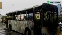 Bus del Corredor Azul incendiado en el Rímac