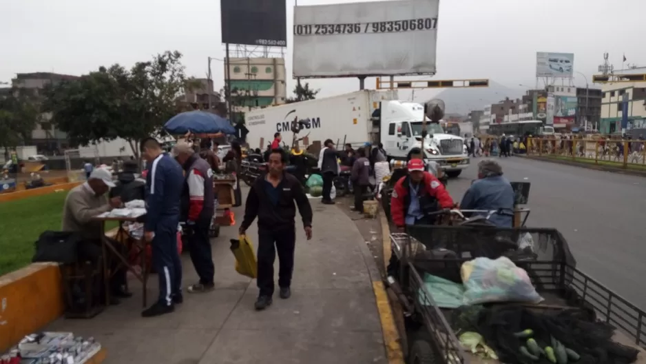 Ambulantes toman vía pública del trébol de Caquetá. Foto: Freddy Cárdenas