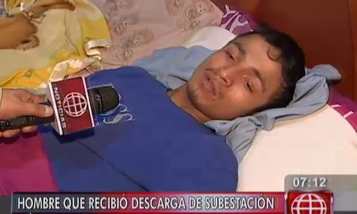Hombre sufre quemaduras por descarga eléctrica al apoyarse en caja de luz