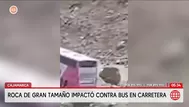 Roca de gran tamaño impacta contra bus en Cajamarca
