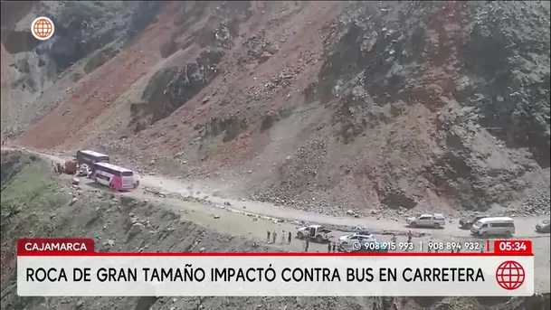 Roca de gran tamaño impacta contra bus interprovincial en Cajamarca. Foto: América Noticias