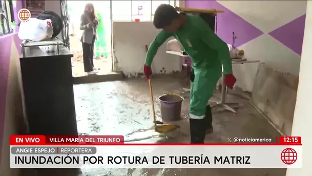 Rotura de tubería inunda calles y deja viviendas inhabitables en Villa María del Triunfo. Foto: América Noticias