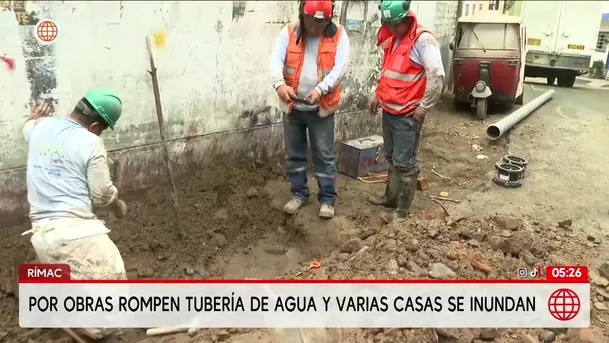 Rotura de tubería inunda varias viviendas en el Rímac. Foto: América Noticias Rotura de tubería inunda varias viviendas en el Rímac. Foto: América Noticias