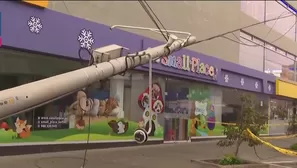 Patrullero choca en San Borja y deja poste a punto de caer tras accidente. / Video: Canal N