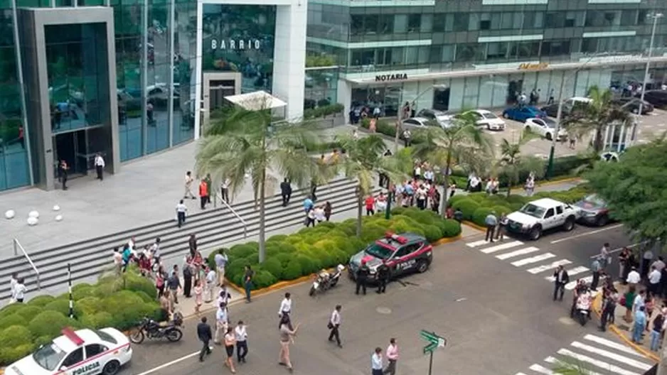 Trabajadores fueron evacuados ante la amenaza de bomba / Foto: @quitopolisec 