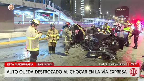 San Isidro: Auto queda destrozado tras volcar en la Vía Expresa. Foto: América Noticias