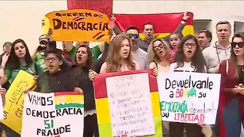 San Isidro: bolivianos protestan frente a embajada tras reelección de Evo Morales
