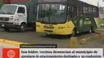 Vecinos denuncian que vehículos municipales se estacionan en espacios públicos. Foto: captura de TV