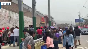 Largas colas para ingresar a nuevo centro comercial. Foto y video: Canal N