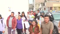 Decenas de padres se amanecen para alcanzar matrícula en colegio. Foto y video: Canal N