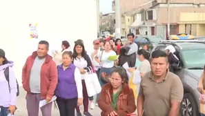 Decenas de padres se amanecen para alcanzar matrícula en colegio. Foto y video: Canal N