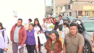 Decenas de padres se amanecen para alcanzar matrícula en colegio. Foto y video: Canal N