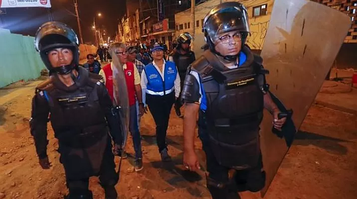 Tras el operativo, el personal de EMAPE limpió el área intervenida. Foto: MML Tras el operativo, el personal de EMAPE limpió el área intervenida. Foto: MML
