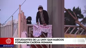 Estudiantes bloquean entradas a la universidad.