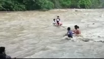 Familia quedó atrapada en medio del río. Foto: captura de video Canal N.