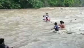 Familia quedó atrapada en medio del río. Foto: captura de video Canal N.