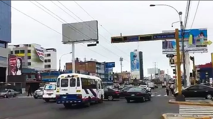 El hecho se registró en el cruce de las avenidas La Marina y Parque de las Leyendas. Foto: Captura de video/Claudio Vargas El hecho se registró en el cruce de las avenidas La Marina y Parque de las Leyendas. Foto: Captura de video/Claudio Vargas