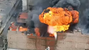 Incendio afecta un almacén ubicado en la cuadra 15 de la avenida La Paz / Captura: Canal N