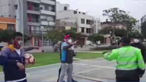 Luego de que los instara a retirarse de una losa deportiva