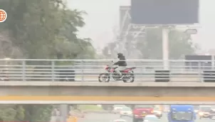 Motociclistas usan puente peatonal en Santa Anita. Foto: América Noticias / Video: Canal N