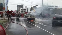 Vehículo ardió en llamas en plena calle. Foto: América Noticias/Maria Claudia Alba