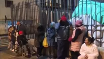 Fieles, entre distintas edades, se amanecen para dejar sus cartas en el santuario de Santa Rosa de Lima. / Video: América Noticias