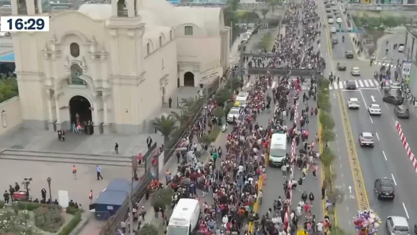 Santa Rosa de Lima: Continúan largas filas para ingresar al templo en la avenida Tacna